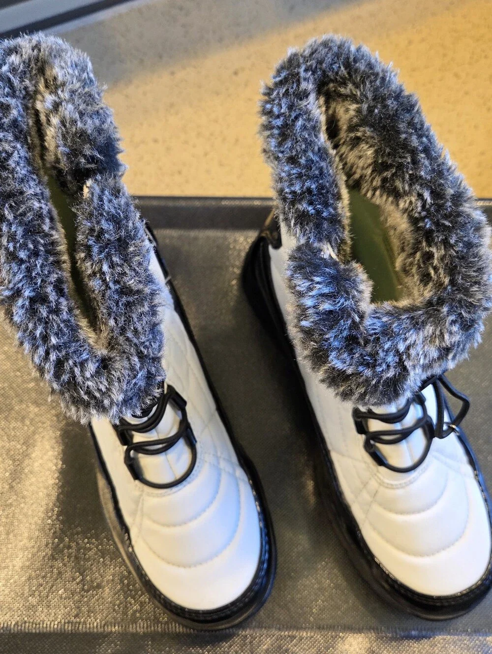 Totes Ella Girls Winter Snow Boots Size 6M White Black Faux Fur Waterproof